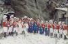 Foto di gruppo sulla neve, sotto i massi dei Balmetti alti, per lo Stato Maggiore edizione 1994.