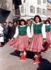 Un gruppo di simpatiche polacche delle Cascine sfila per le vie di Borgofranco