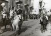 Il generale Giovanetto Alberto sfila all'Olmetto accompagnato da Giolito Elmer (a sinistra nella foto) e da un altro Ufficiale non riconosciuto.