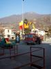 Si toglie una delle bandiere di Piazza San Germano