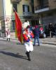 Luigino porta la bandiera con i colori sociali