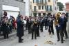 La Banda Musicale di Netro suona la marcia del Carnevale davanti al Municipio
