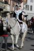 Il Segretario Fabio in sella saluta il pubblico in piazza all'Olmetto