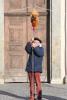 Lorenzo prepara il gallo per la cerimonia della domenica pomeriggio