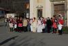 In posa davanti alla Chiesa Marina, Mugnaia 2011, con le Mugnaie delle edizioni passate del Carnevale