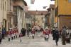 Con i Primi Ufficiali incolonnati in testa, la marcia delle Cascine fa il suo ingresso al Burg