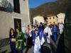 Dopo il taglio della testa al gallo il gruppo delle Maschere si avvia ad attraversare la Statale per raggiungere Campagnola. 