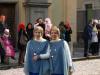 Angela e Carla sfilano sotto al ciocher del Borgo