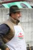 Luciano ha lavorato fin dall'alba alla cottura, ora si gode la distribuzione dalle retrovie