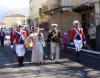 La Mugnaia e il Generale si avvicinano al Municipio.