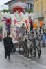 La quadriglia della Mugnaia Elisabetta percorre via Aosta per iniziare la sfilata del Carnevale 2015!