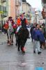 L'Ufficiale Luca in sella accompagna la Vivandiera Ilaria, alle sue spalle, intenta a preparare un abbondante getto sotto al campanile del Borgo