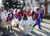 La Mugnaia Elisabetta si ferma a salutare le cuoche mentre passa davanti al Salone per raggiungere Ivozio. Stefano e Giorgio con le damigelle Erika e Viola sorreggono la "coda" del suo vestito.