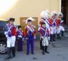 Le mascottes con i primi Ufficiali attendono l'arrivo di Generale e Mugnaia davanti al Salone