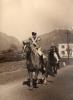 Allamanno Antonio sta arrivando alla stazione di Borgofranco (zona dell'odierno Monumento ai caduti). Dietro di lui si nota Giuseppe Garibaldi impersonato da Gillio Tos Peppino.