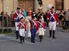 Taglio della testa al gallo in piazza San Germano: da sinistra Anr Francesco, la Mugnaia, il Generale, Anr Claudio. In primo piano da sinistra i tre Ufficialini: Ardissone Daniele, Gillio Tos Marco e Romano Mattia.