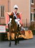 Andrea a cavallo ritorna in piazza a San Germano dopo aver finito la sfilata